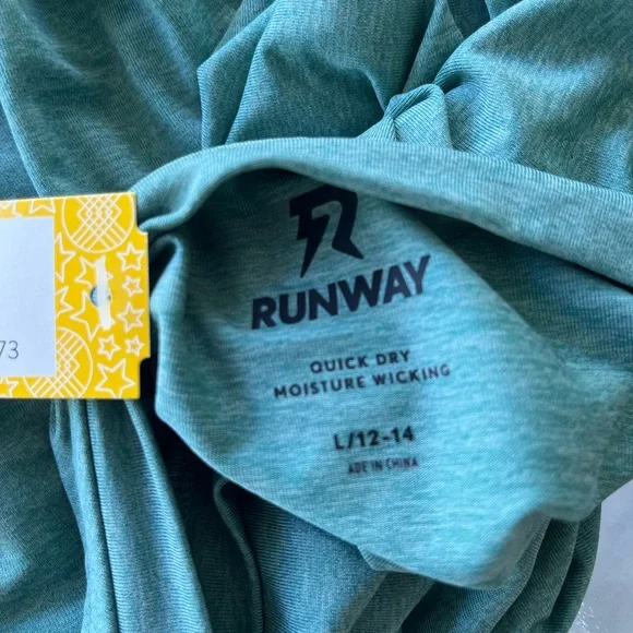 Runway Top 🖤 - Picture 6 of 6